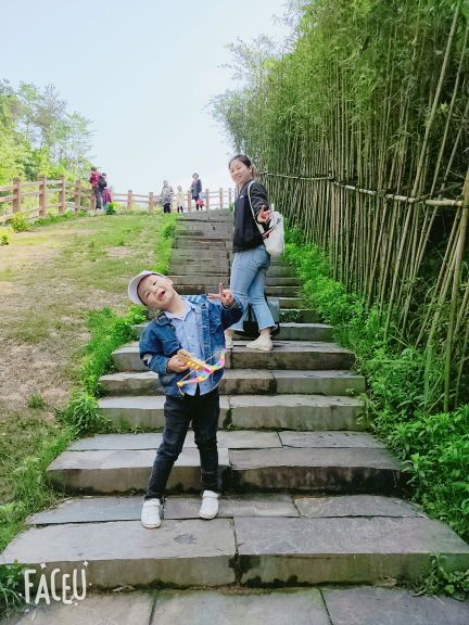湾里月亮湾玻璃栈道
